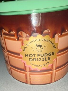Bath & Body Works Hot Fudge Drizzle Candle - White & Green